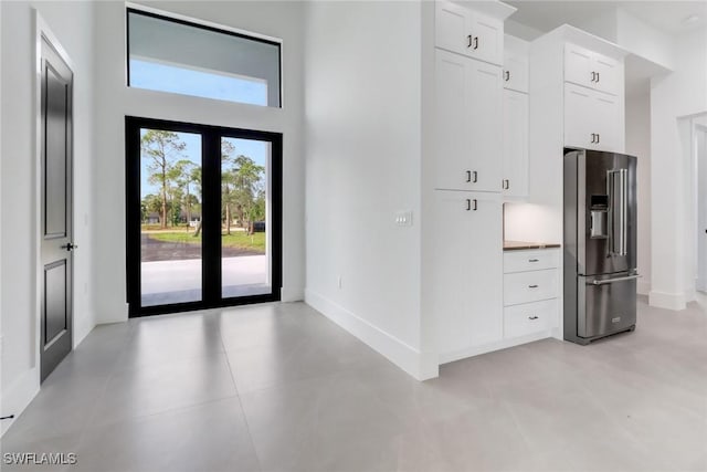 foyer featuring a high ceiling