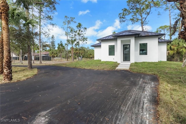 view of front of property featuring a front yard