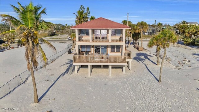 view of front of home featuring a balcony