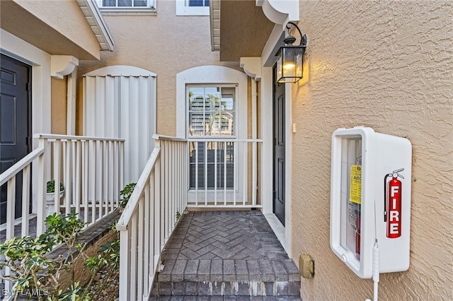 property entrance featuring a balcony