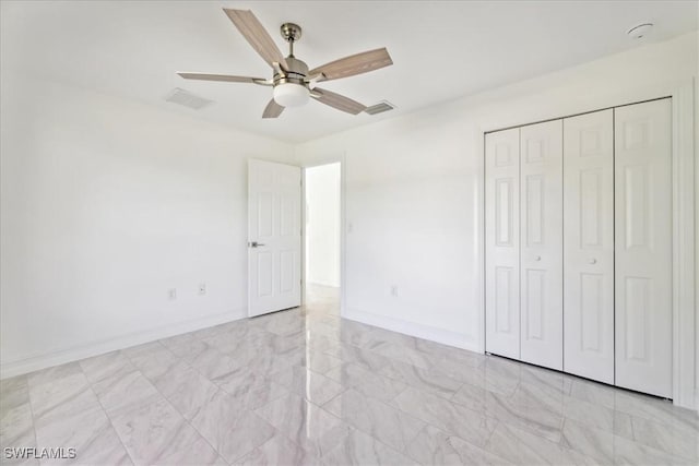 unfurnished bedroom with ceiling fan and a closet