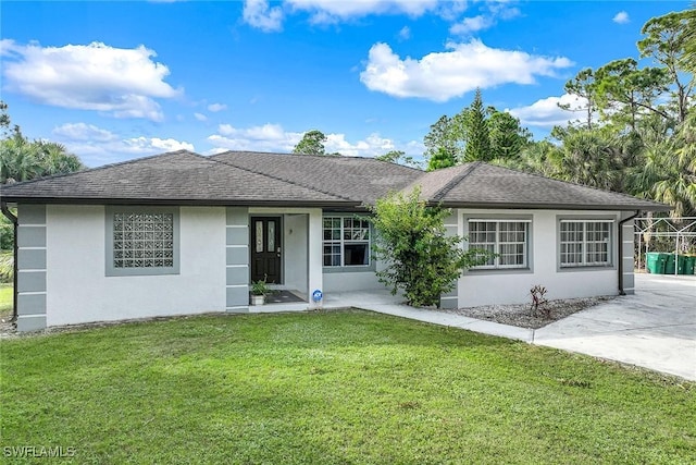 ranch-style house featuring a front yard