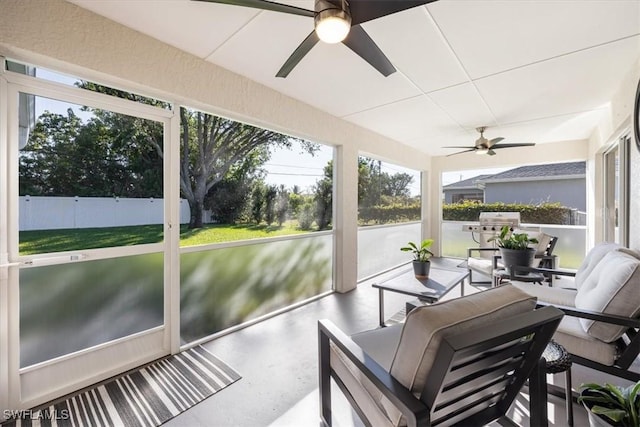 sunroom with ceiling fan