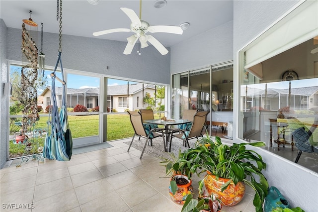 sunroom with ceiling fan