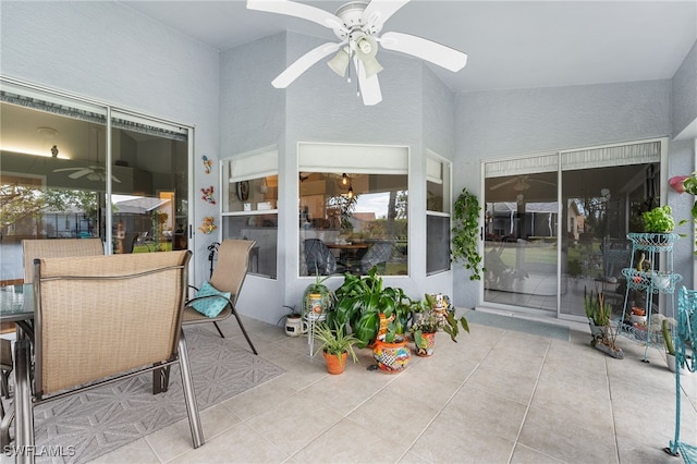 sunroom with ceiling fan