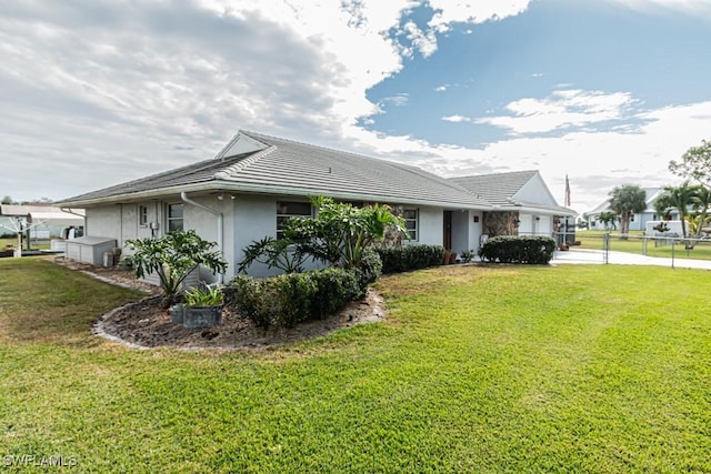 view of front facade with a front lawn