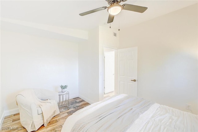 bedroom with ceiling fan