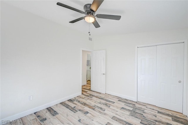 unfurnished bedroom featuring light wood-type flooring, a closet, and ceiling fan