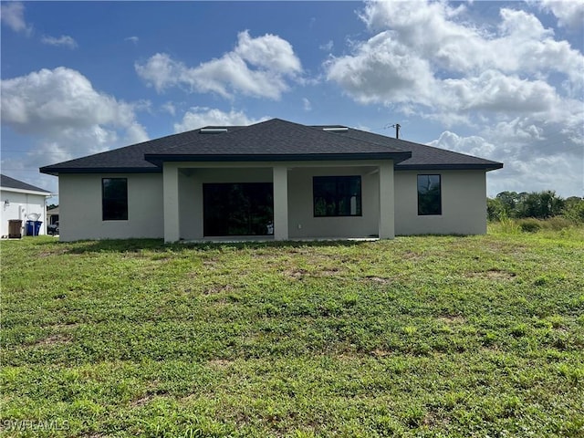 back of house featuring a lawn