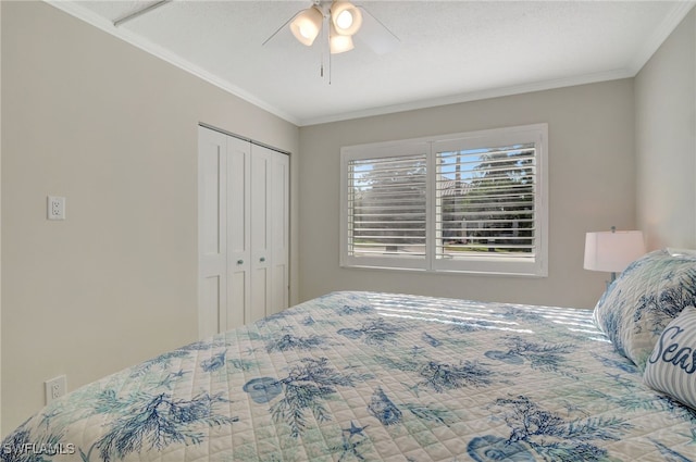 bedroom featuring ceiling fan, a closet, and ornamental molding