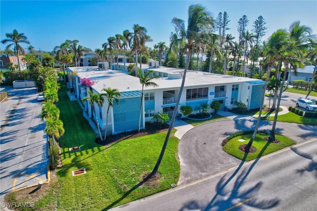 view of front of home featuring a front yard