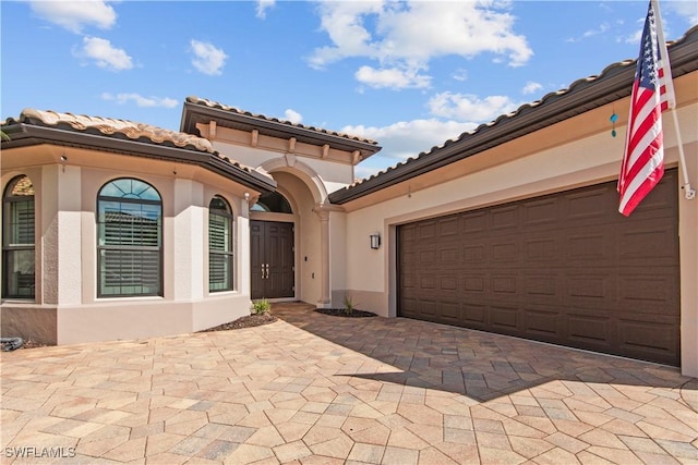 view of front of property featuring a garage