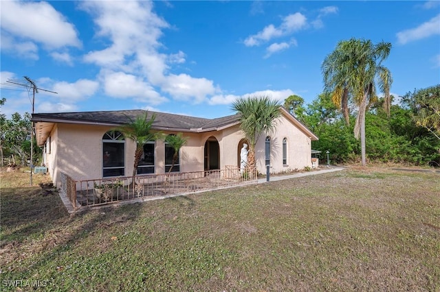 view of front of property featuring a front yard