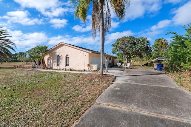 view of front facade featuring a garage and a front lawn