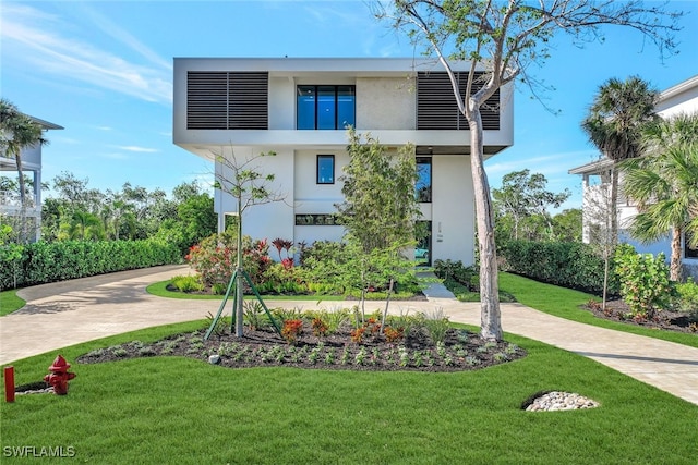 view of front of house featuring a front yard