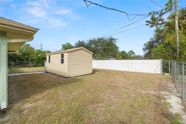 view of yard featuring a shed