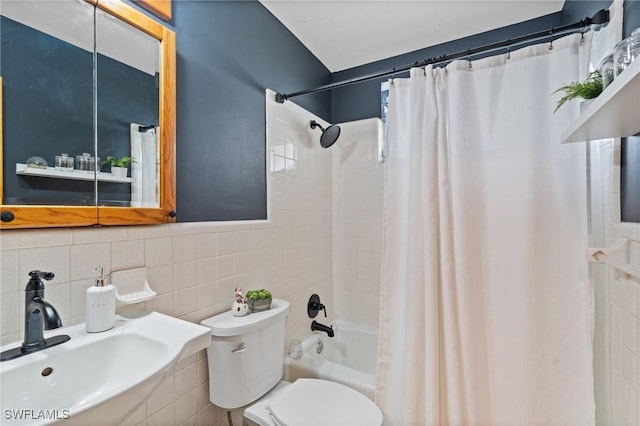 full bathroom with decorative backsplash, toilet, sink, and shower / tub combo