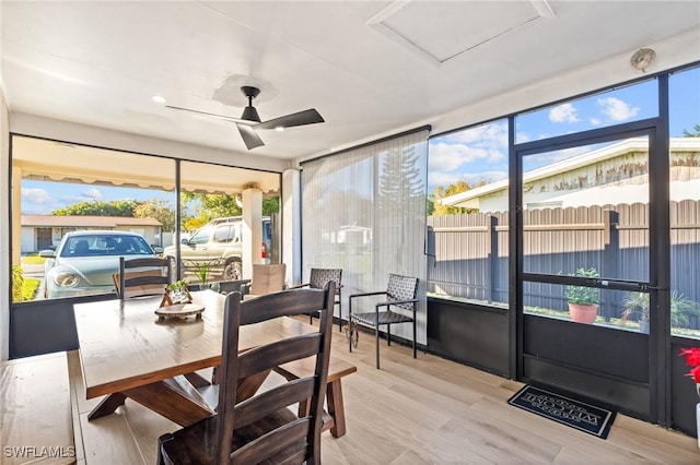 sunroom with ceiling fan