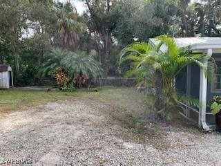 view of yard featuring a shed