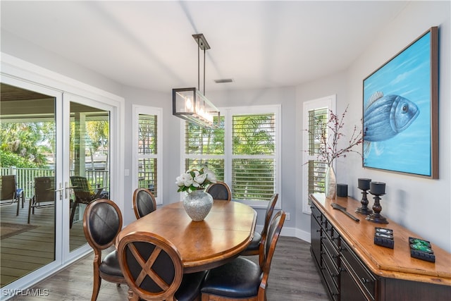 dining room featuring dark wood-style floors, visible vents, and baseboards