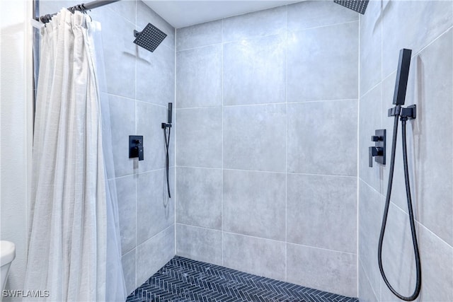 bathroom featuring a shower with curtain and toilet