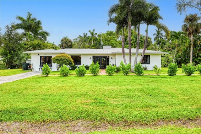 ranch-style home featuring a front lawn