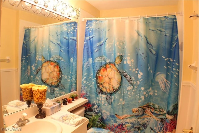 bathroom featuring a shower with shower curtain and sink