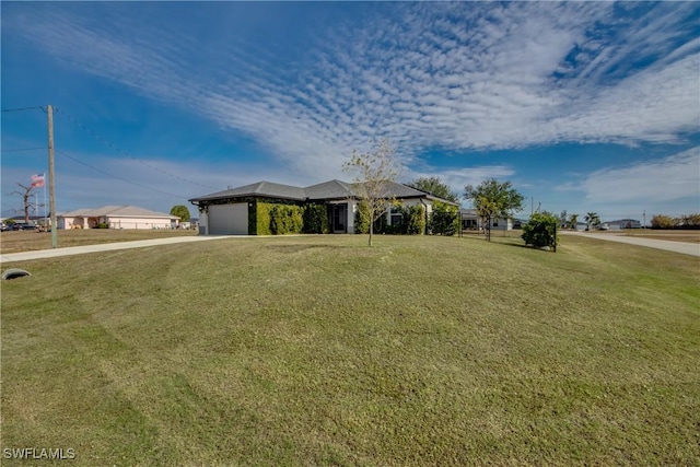 view of front of home featuring a front yard and a garage