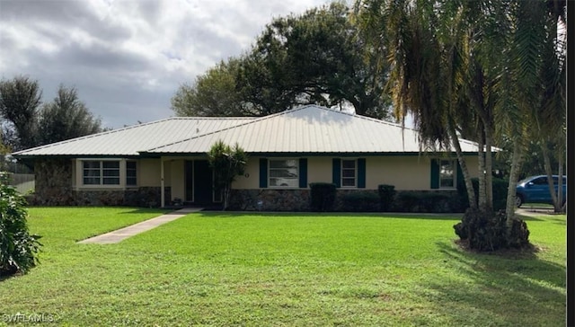 ranch-style home featuring a front lawn