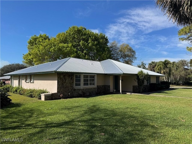 view of front of property featuring a front lawn