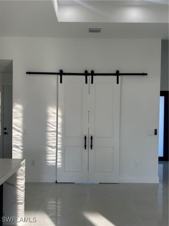 foyer featuring a barn door