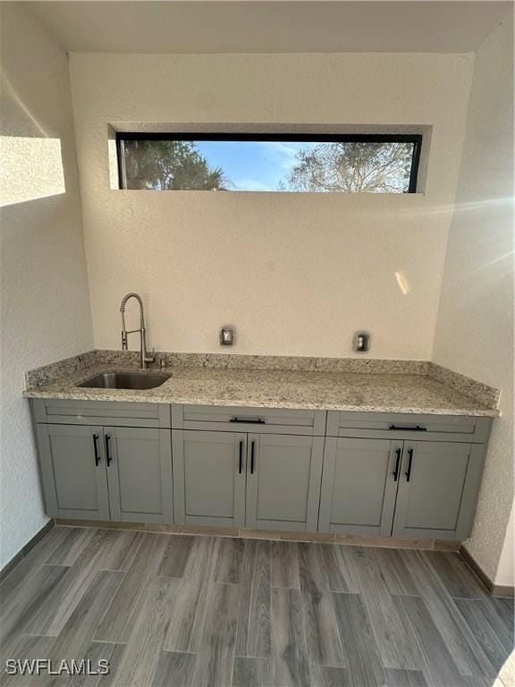 bathroom featuring sink