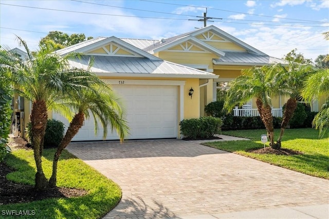 view of front of property featuring a front yard and a garage