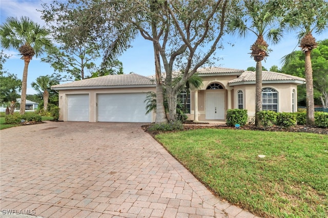 view of front of house featuring a garage and a front yard