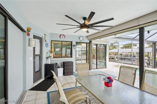 sunroom / solarium with ceiling fan