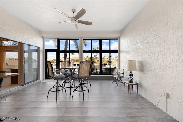 sunroom with ceiling fan