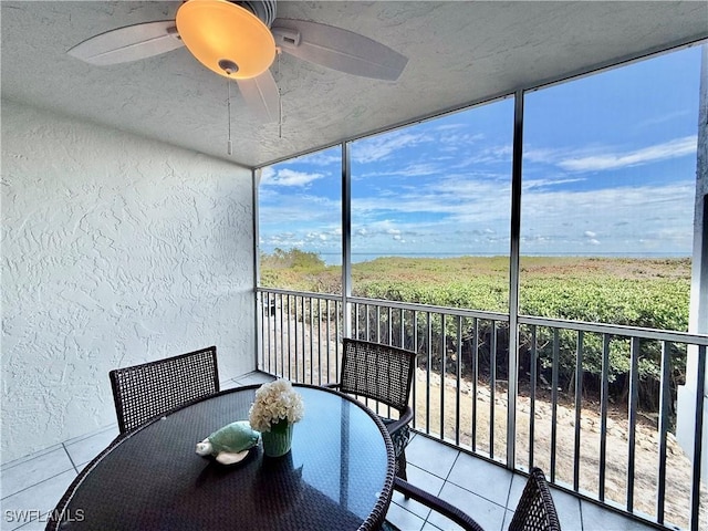 sunroom with ceiling fan