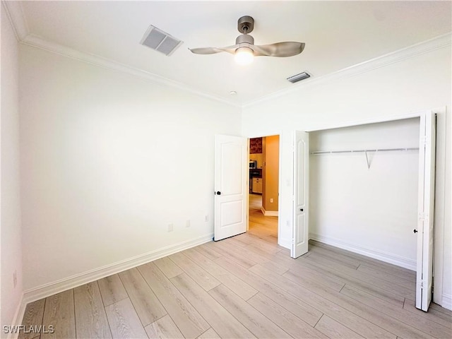 unfurnished bedroom featuring light wood-type flooring, a closet, ceiling fan, and ornamental molding