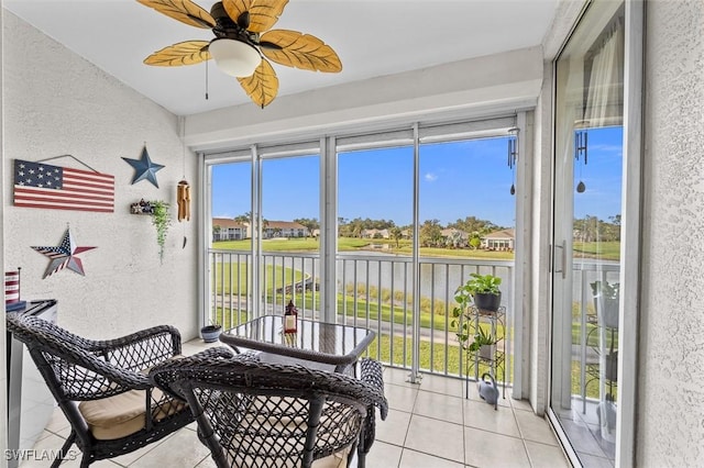 sunroom with ceiling fan