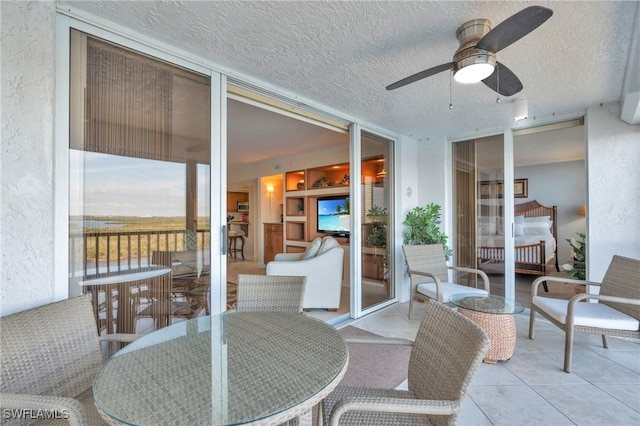 sunroom with ceiling fan