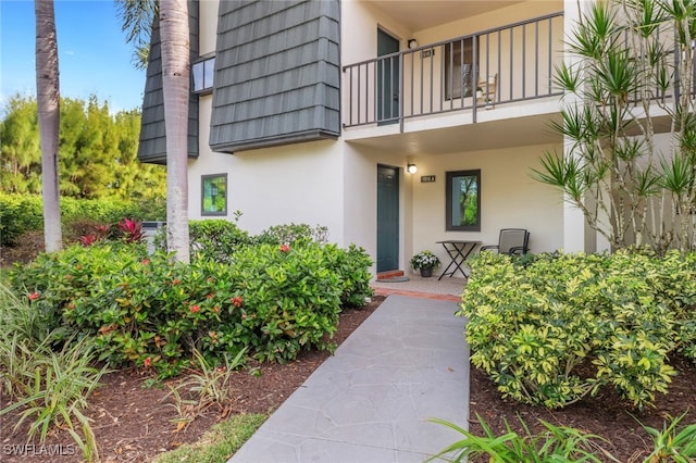 entrance to property featuring a balcony