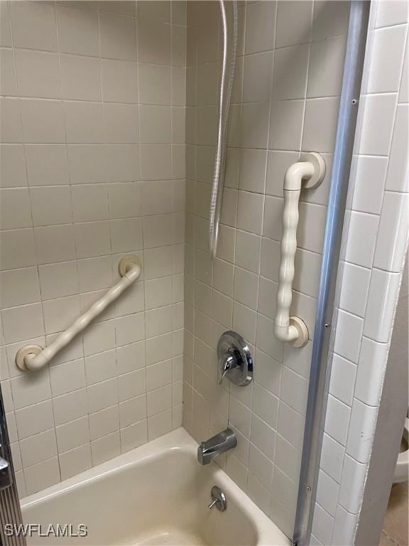 bathroom with tiled shower / bath combo