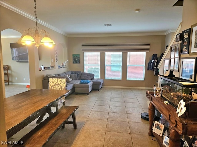 living room with visible vents, ornamental molding, light tile patterned flooring, a chandelier, and baseboards