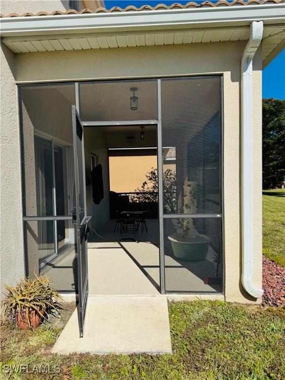 entrance to property with stucco siding