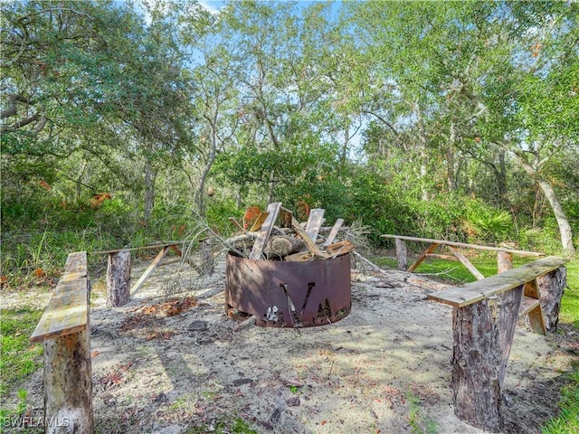 view of yard featuring a fire pit