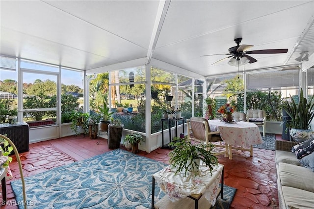 sunroom with ceiling fan