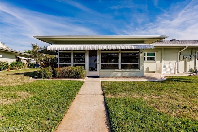 view of front of property with a front yard