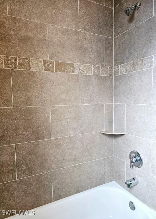 bathroom featuring tiled shower / bath