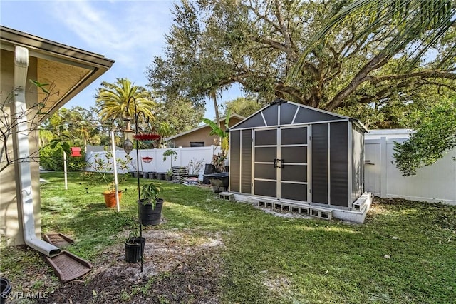 view of yard with a storage unit