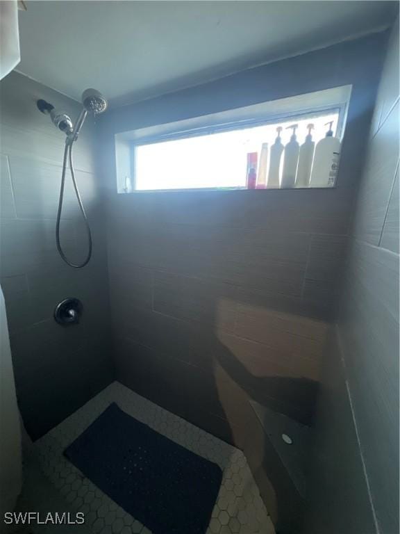 bathroom featuring a tile shower